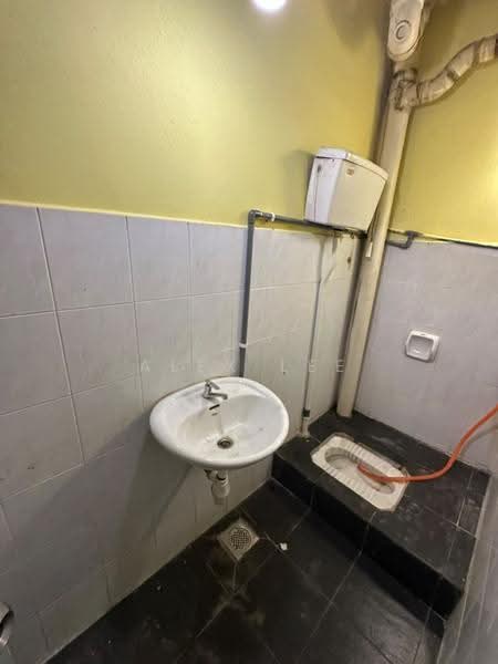 Rumah Flat untuk Dijual di Taman Tenaga - Alex Lee - Bathroom - PropertyGuru.com.my