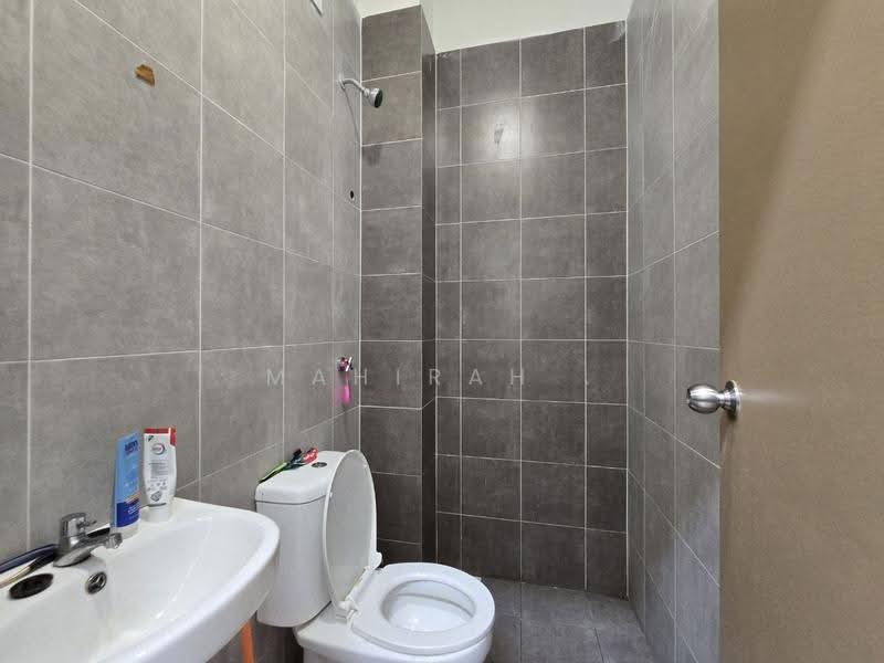 Terraced House for Sale in Kampung Desa Putra (Dengkil) - Mahirah . - Bathroom - PropertyGuru.com.my