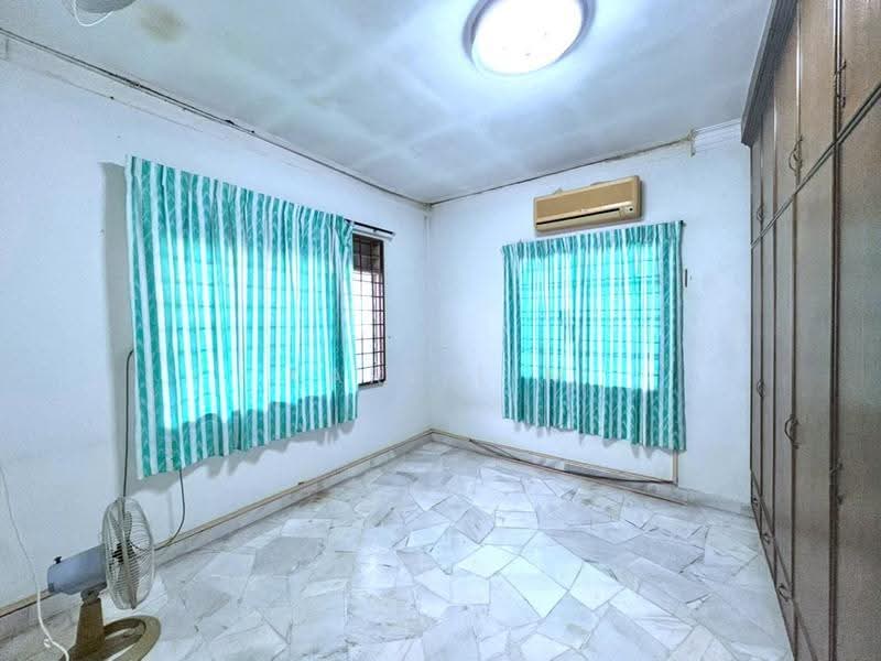 1-storey Terraced House for Sale in Taman Bukit Tiram (Ulu Tiram) - Karl Lim - Bedroom - PropertyGuru.com.my