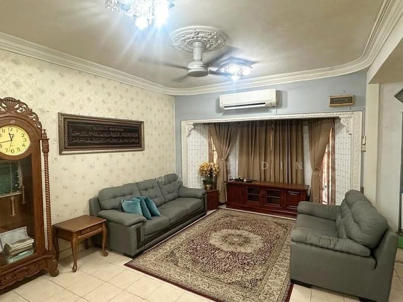 2-storey Terraced House for Sale in Taman Bukit Subang (Shah Alam) - Mohammad Din Majid - Living Room - PropertyGuru.com.my