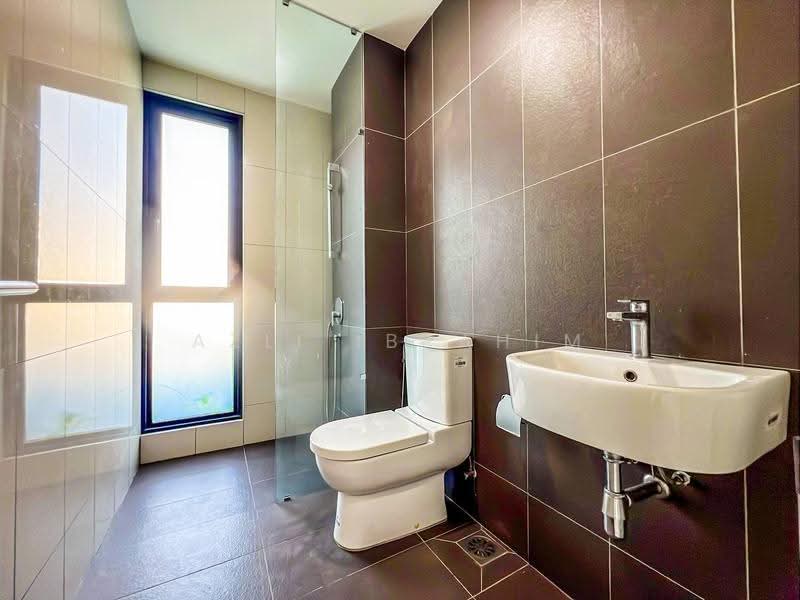 Rumah Berkembar untuk Dijual di Bandar Sungai Long (Selangor) - Azli Ibrahim - Bathroom - PropertyGuru.com.my