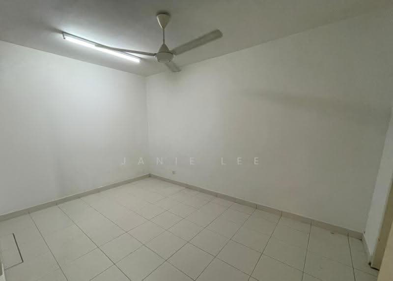 Apartment for Sale at Pangsapuri Seri Mutiara - Janie Lee - Master Bedroom - PropertyGuru.com.my