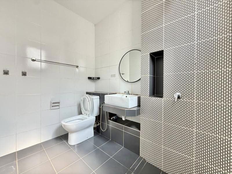 Rumah Teres untuk Dijual di Eco Grandeur (Puncak Alam) - Syukor Hartanah - Bathroom - PropertyGuru.com.my