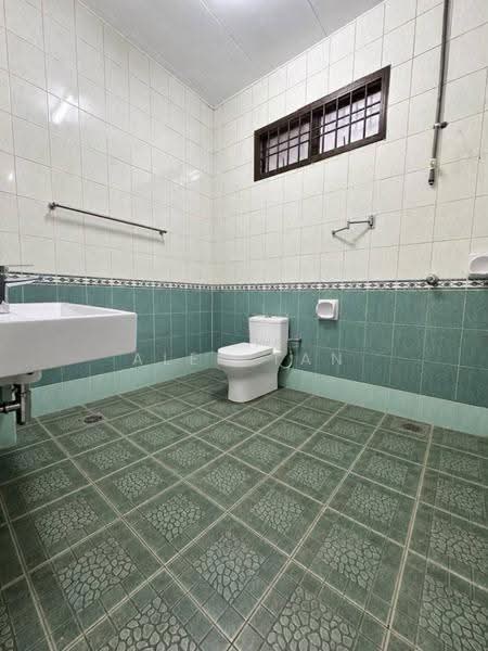 Rumah Teres 2-Tingkat untuk Dijual di Taman Tampoi Indah (Tampoi) - Alen Tan - Bathroom - PropertyGuru.com.my