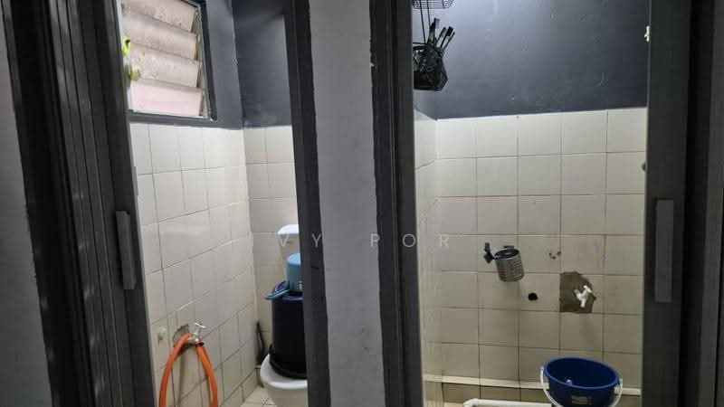 Flat for Sale at Bandar Bukit Tinggi 2 Flat - Ivy Por - Bathroom - PropertyGuru.com.my