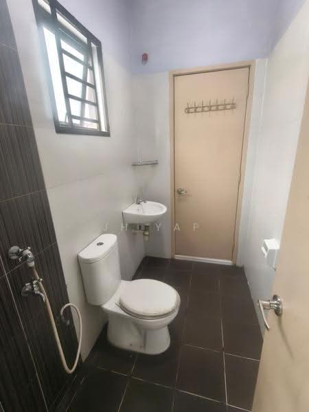 Rumah Teres 2-Tingkat untuk Disewa di Taman Lagenda Putra (Kulai) - JH Yap - Bathroom - PropertyGuru.com.my