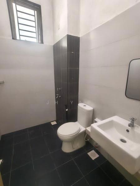 Rumah Teres 2-Tingkat untuk Disewa di Taman Lagenda Putra (Kulai) - JH Yap - Bathroom - PropertyGuru.com.my