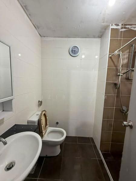 Kondominium untuk Disewa di Dwiputra Residences - Azizirrahim . - Bathroom - PropertyGuru.com.my