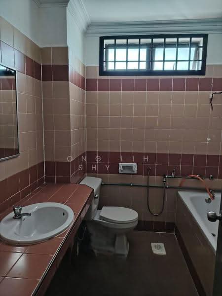 Rumah Teres 2-Tingkat untuk Dijual di Taman Mount Austin (Tebrau) - Ong Lih Shyan - Bathroom - PropertyGuru.com.my