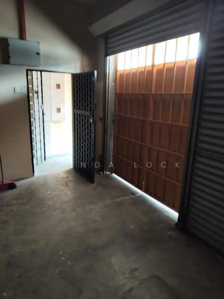 Kedai untuk Disewa di Desa Latania (Shah Alam) - Amanda Lock - Entrance - PropertyGuru.com.my