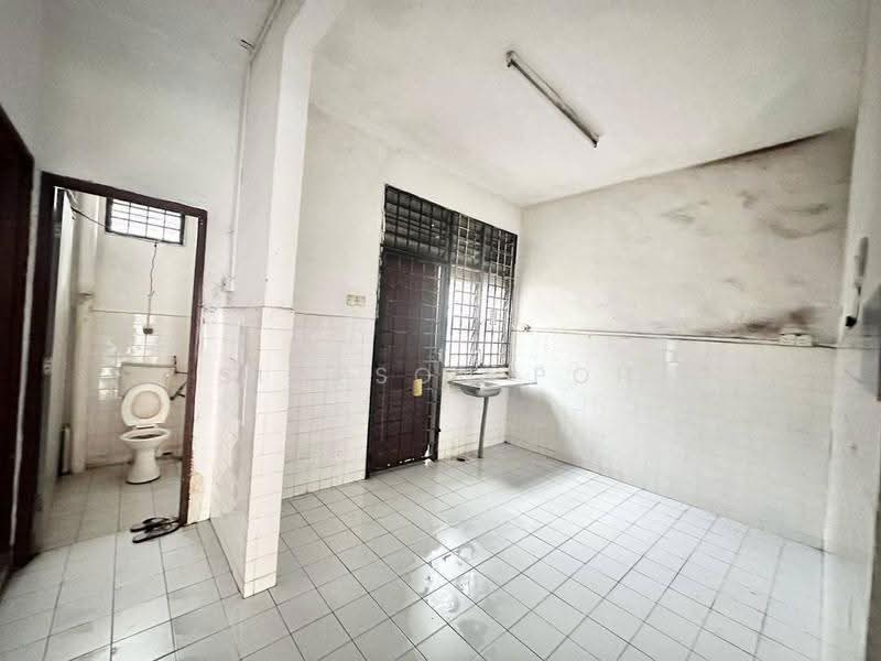 2-storey Terraced House for Sale in Taman Skudai Baru (Skudai) - Simpson Poh - Bathroom - PropertyGuru.com.my