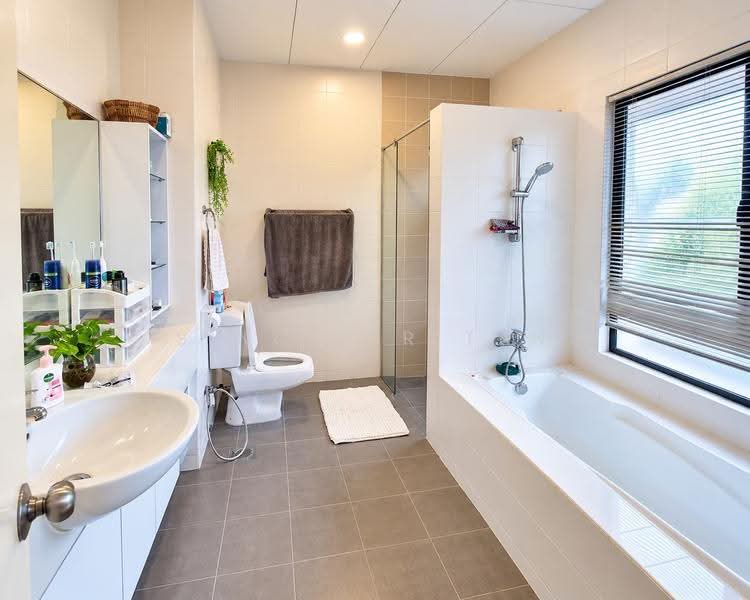 Semi-Detached House for Sale in Glenmarie Cove (Klang) - Sinclair Tan - Bathroom - PropertyGuru.com.my
