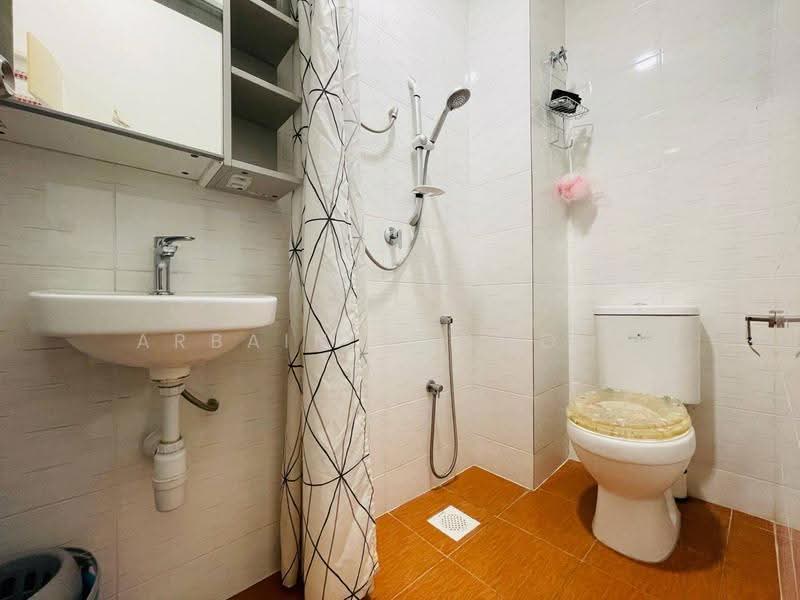 Kediaman Servis untuk Dijual di Ayuman Suites - Arbain Mahmood - Bathroom - PropertyGuru.com.my