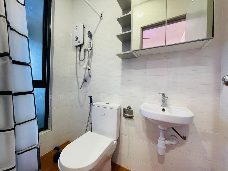 Kediaman Servis untuk Dijual di Ayuman Suites - Arbain Mahmood - Bathroom - PropertyGuru.com.my