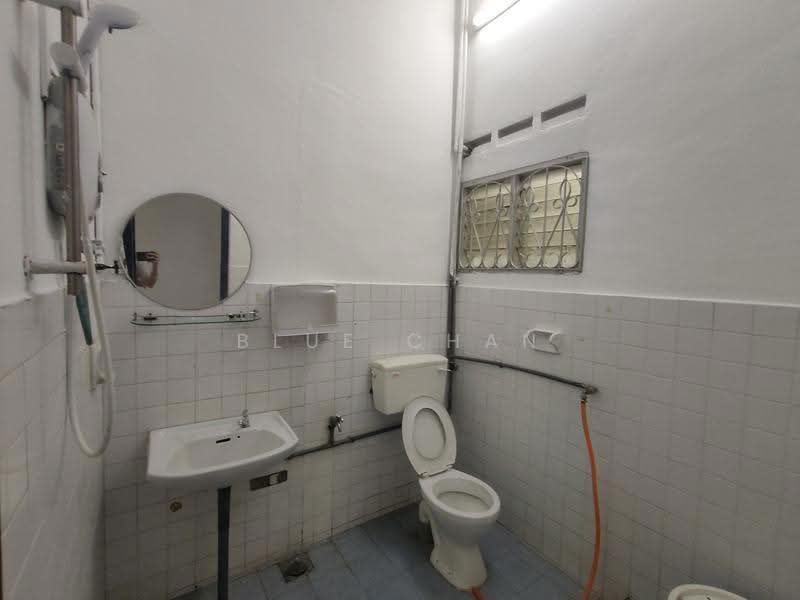 Rumah Teres 1-Tingkat untuk Disewa di Taman Pelangi (Johor Bahru) - Blue Chan - Bathroom - PropertyGuru.com.my