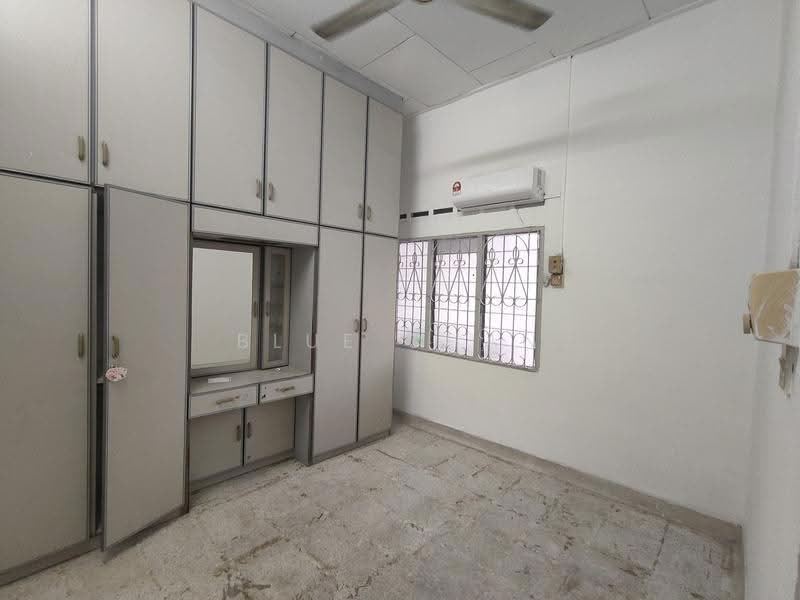 Rumah Teres 1-Tingkat untuk Disewa di Taman Pelangi (Johor Bahru) - Blue Chan - Bedroom - PropertyGuru.com.my