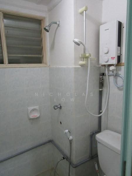 Pangsapuri untuk Disewa di Permas Ville Apartment - Nicholas Low - Bathroom - PropertyGuru.com.my