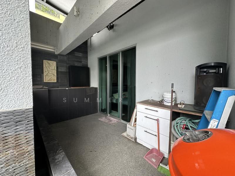 Kediaman Servis untuk Dijual di Kiara Designer Suites - Summer Tan - Balcony - PropertyGuru.com.my