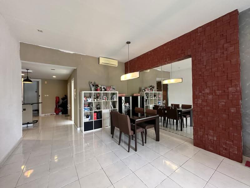 Kediaman Servis untuk Dijual di Kiara Designer Suites - Summer Tan - Dining Room - PropertyGuru.com.my