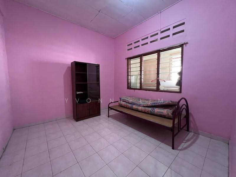 1-storey Terraced House for Sale in Taman Ungku Tun Aminah (Skudai) - Yvonne Lim - Bedroom - PropertyGuru.com.my