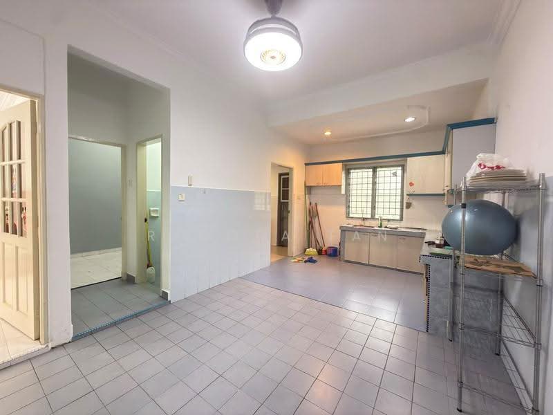 2-storey Terraced House for Sale in Taman Cheng Perdana 1 (Cheng) - Ramona Tan - Kitchen - PropertyGuru.com.my