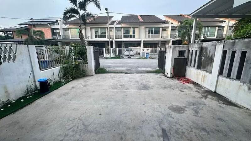 Rumah Teres 2-Tingkat untuk Dijual di Bandar Saujana Putra (Tanjong Duabelas) - Irwan Affandi - Exterior - PropertyGuru.com.my