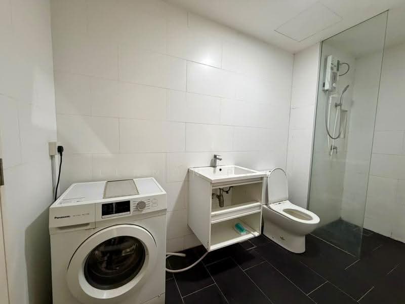 Kediaman Servis untuk Disewa di SqWhere Service Apartments - Lennon Poon - Bathroom - PropertyGuru.com.my