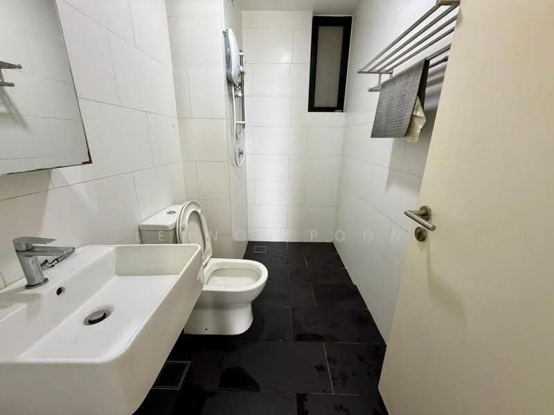 Kediaman Servis untuk Disewa di SqWhere Service Apartments - Lennon Poon - Bathroom - PropertyGuru.com.my
