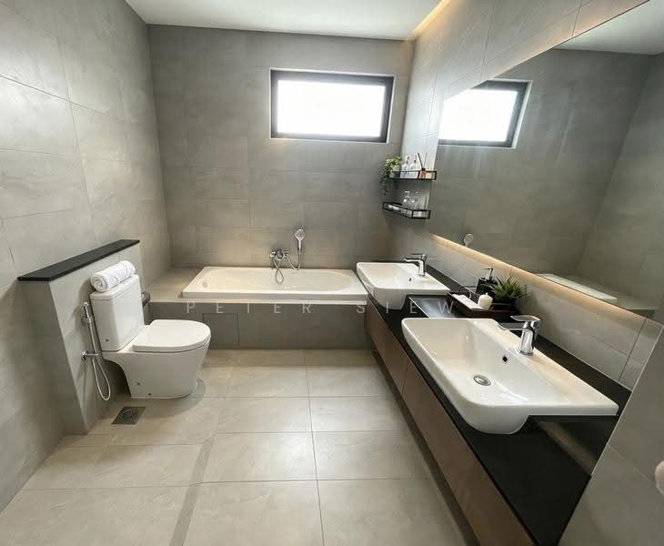 Rumah Teres 2-Tingkat untuk Dijual di Leisure Farm (Gelang Patah) - Peter Siew - Bathroom - PropertyGuru.com.my