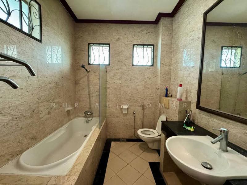 Rumah Banglo untuk Dijual di Bukit Jelutong (Shah Alam) - Nur Alia Omar - Bathroom - PropertyGuru.com.my