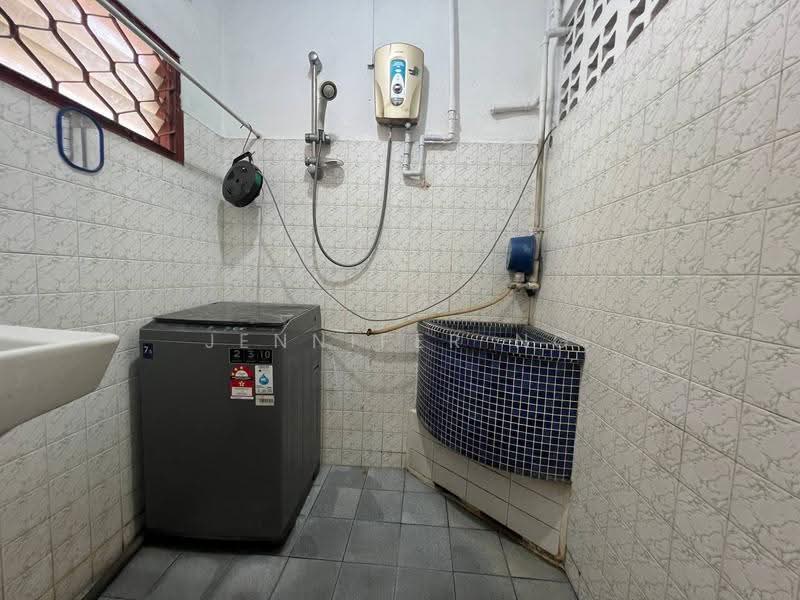 1-storey Terraced House for Sale in Taman Ungku Tun Aminah (Skudai) - Jennifer Ng - Bathroom - PropertyGuru.com.my