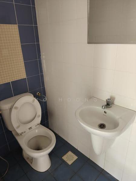 Rumah Bandar untuk Disewa di Taman Equine (Seri Kembangan) - Ho Hoong - Bathroom - PropertyGuru.com.my
