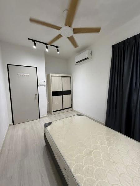 Kediaman Servis untuk Dijual di D'Putra Suites - Ken Liew - Bedroom - PropertyGuru.com.my