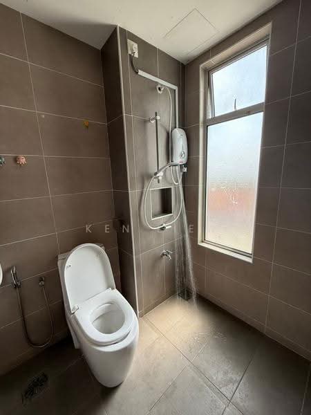 Kediaman Servis untuk Dijual di D'Putra Suites - Ken Liew - Bathroom - PropertyGuru.com.my