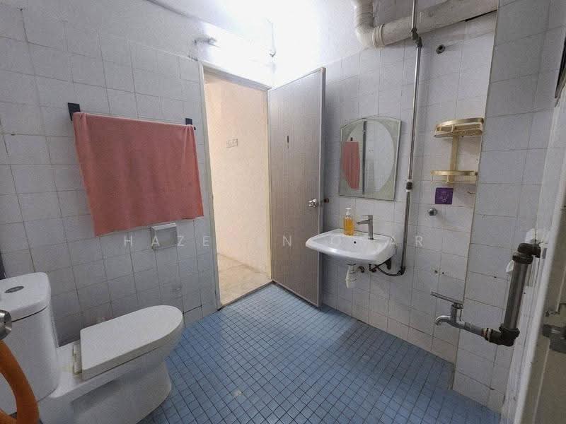 1.5-storey Terraced House for Sale in Seksyen 28, Taman Alam Megah (Shah Alam) - Hazeman Omar - Bathroom - PropertyGuru.com.my