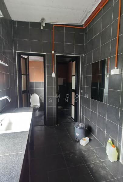 Factory for Rent in Subang Jaya (Selangor) - Ng Moon Tsing - Bathroom - PropertyGuru.com.my