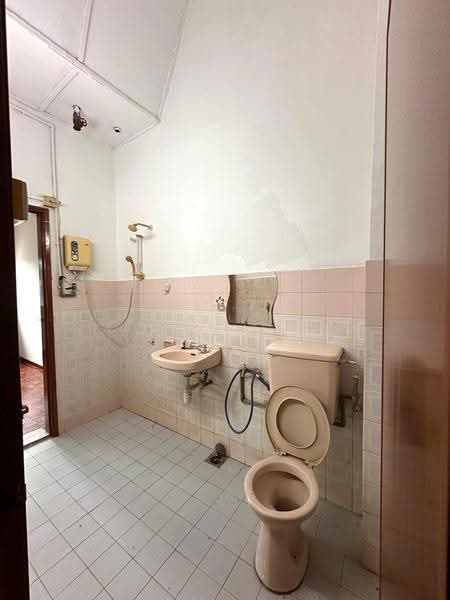 2-storey Terraced House for Sale in BANDAR PUCHONG JAYA (Puchong) - Hann . - Bathroom - PropertyGuru.com.my