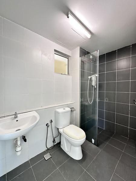 Kediaman Servis untuk Dijual di Galleria Equine Park - Bryan Cheng - Bathroom - PropertyGuru.com.my