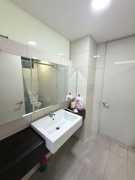 Kondominium untuk Disewa di The WaterEdge (Pinggiran Air) - Shirley Haw - Bathroom - PropertyGuru.com.my
