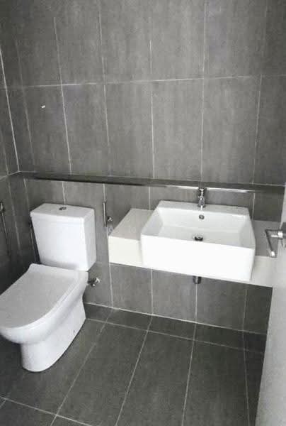 Kediaman Servis untuk Dijual di The Pulse Residence - Hann . - Bathroom - PropertyGuru.com.my