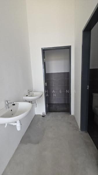 Kilang Teres untuk Disewa di Indahpura Industrial Park (Kulai) - Tryphaena Tan - Bathroom - PropertyGuru.com.my