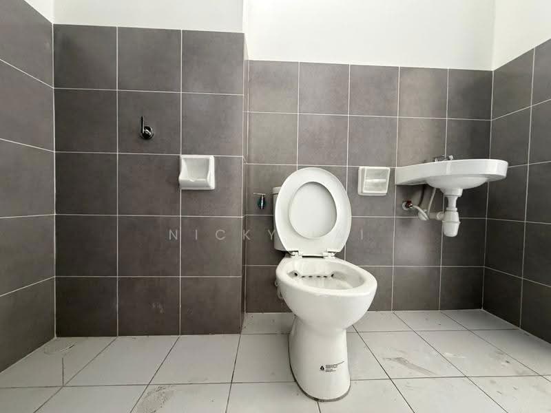 Rumah Teres 2-Tingkat untuk Dijual di Sungai Choh (Serendah) - Nicky Lai - Bathroom - PropertyGuru.com.my