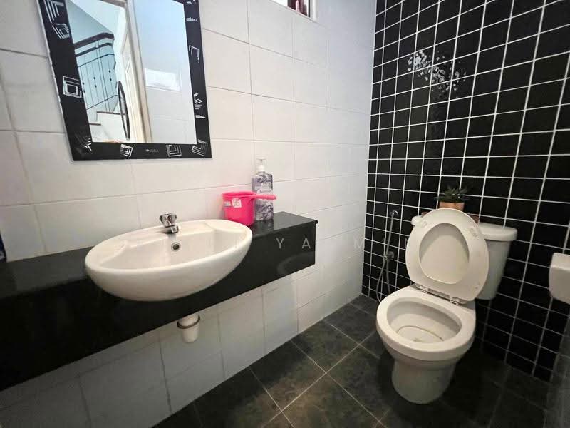 Rumah Berkembar untuk Dijual di Taman TTDI Jaya (Shah Alam) - Fikri Yasmin - Bathroom - PropertyGuru.com.my