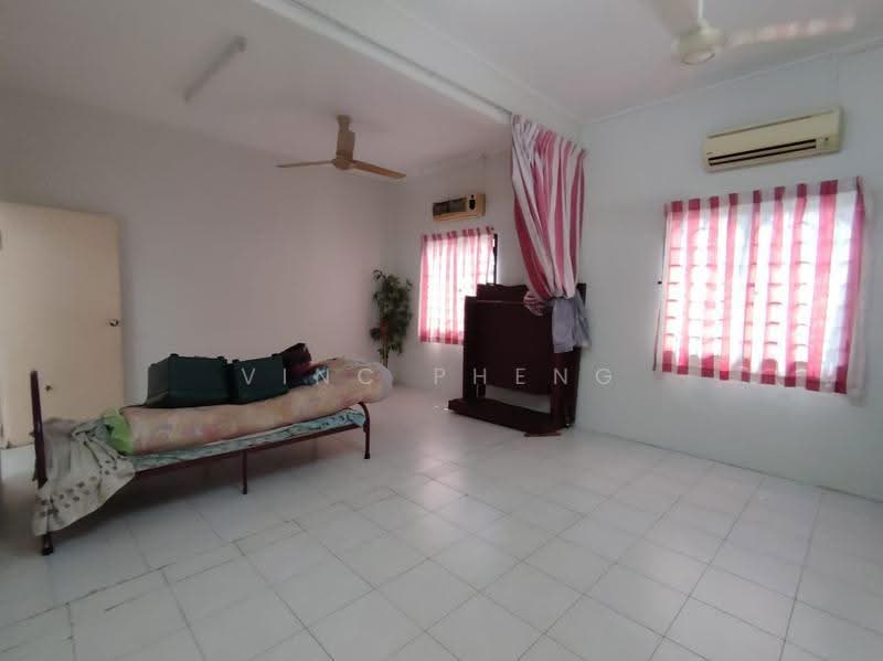 2-storey Terraced House for Rent in Taman Cheng Utama (Cheng) - Vinc Pheng - Living Room - PropertyGuru.com.my