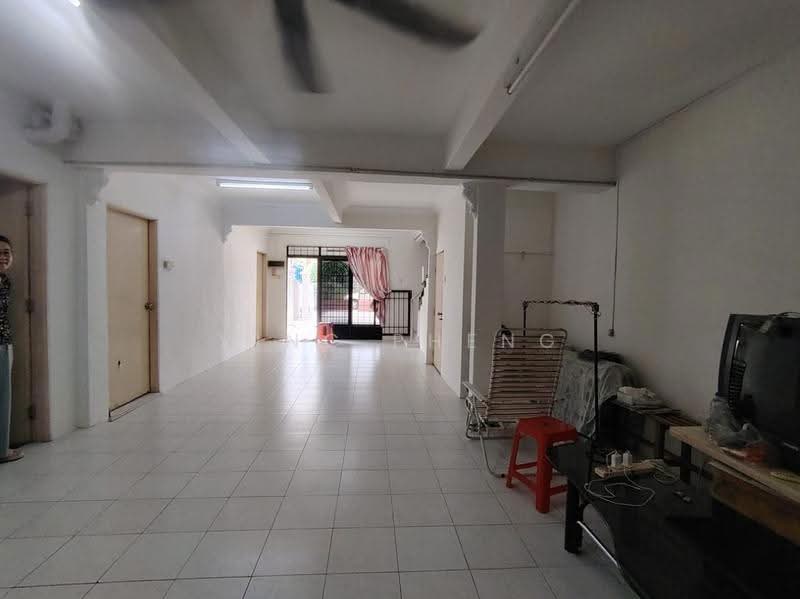 2-storey Terraced House for Rent in Taman Cheng Utama (Cheng) - Vinc Pheng - Living Room - PropertyGuru.com.my
