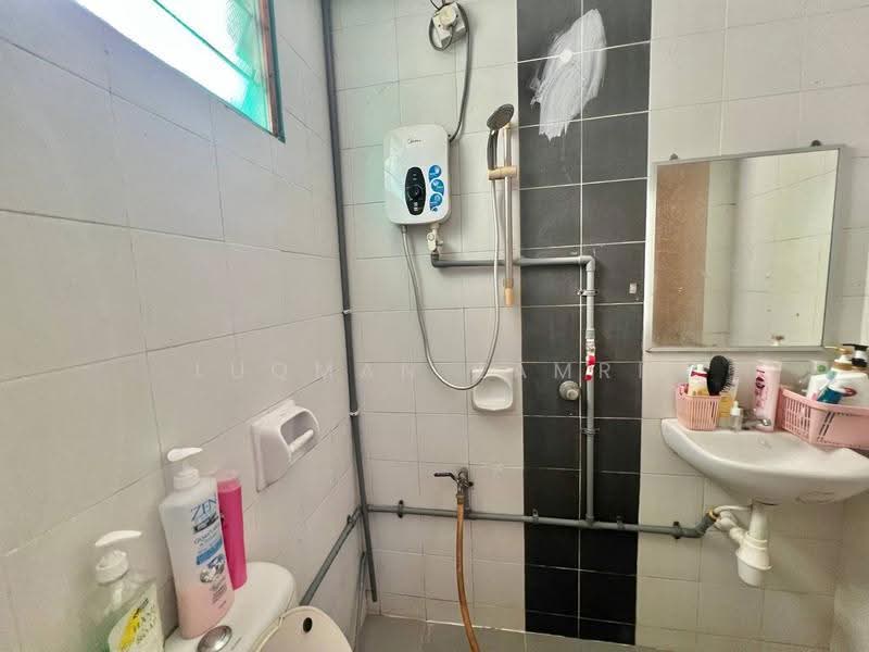 Pangsapuri untuk Dijual di Seri Atria Apartment - Luqman Zamri - Bathroom - PropertyGuru.com.my