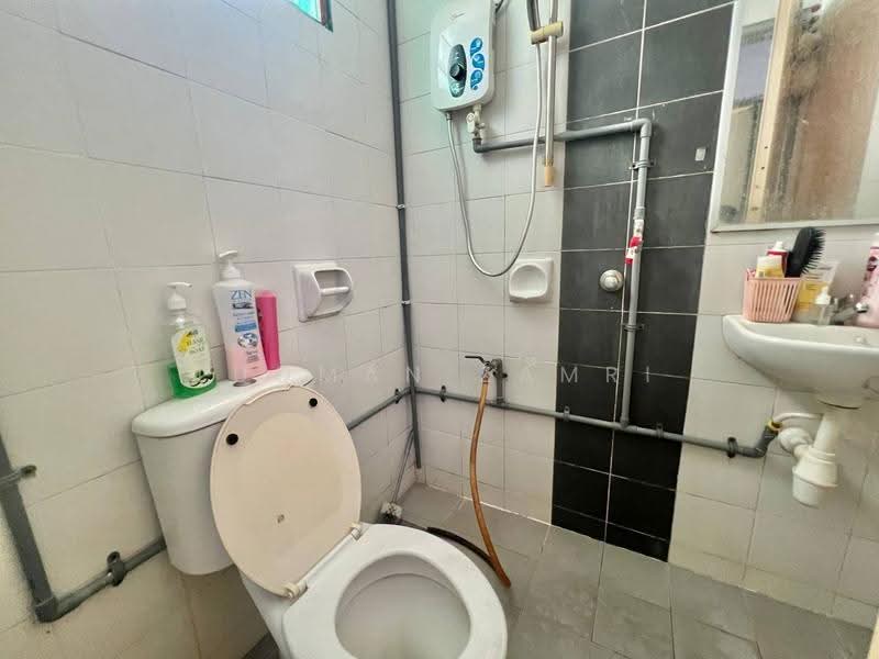 Pangsapuri untuk Dijual di Seri Atria Apartment - Luqman Zamri - Bathroom - PropertyGuru.com.my