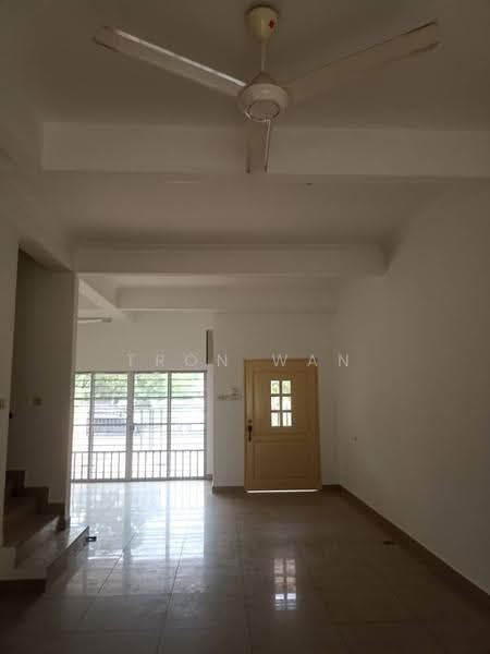 Rumah Teres 2-Tingkat untuk Disewa di Taman Tasik Prima (Puchong) - Tron Wan - Living Room - PropertyGuru.com.my