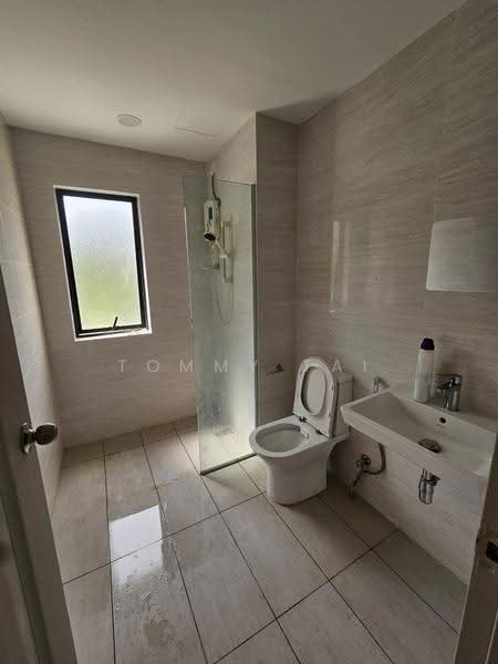 Rumah Teres 2-Tingkat untuk Dijual di Taman Damansara Aliff (Tampoi) - Tommy Tai - Bathroom - PropertyGuru.com.my