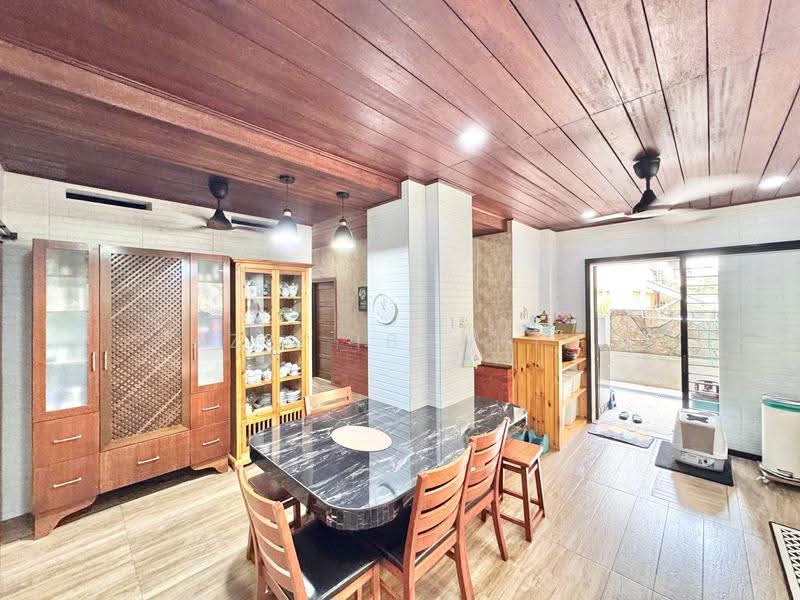 Rumah Berkembar untuk Dijual di Bandar Putra Permai (Seri Kembangan) - Azli Ibrahim - Dining Room - PropertyGuru.com.my